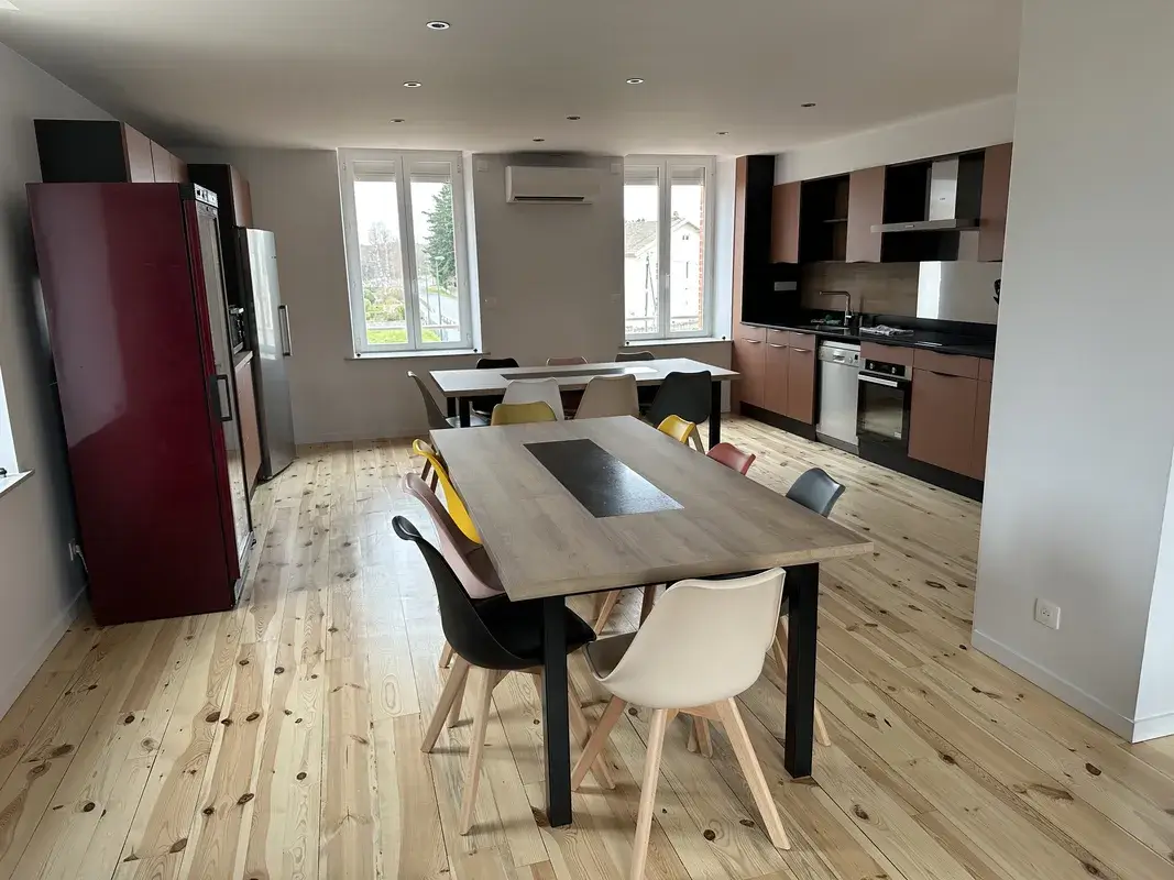 Espace cuisine et repas gîte La Bamboche Cuisine équipée et salle à manger du gîte La Bamboche à Lapte, avec grande table et électroménager moderne.